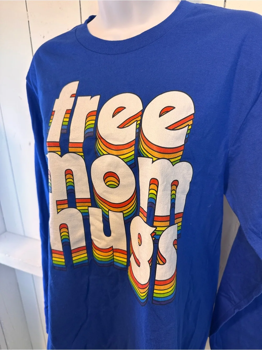 🌈 NEW “Free Mom Hugs” Pride Long Sleeve Tee – Women’s Small 💙 - Picture 2 of 6
